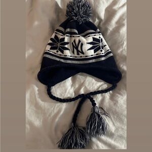 New Era NY Yankees Navy Blue Tassel beanie